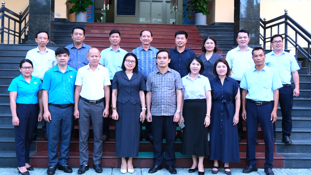La Federation du travail de la ville de Da Nang partage son experience en matiere de prise en charge des travailleurs avec le Syndicat du charbon et des mineraux du Vietnam. Photo : Phan Ha