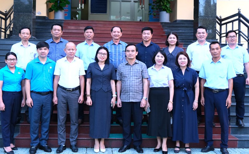 The Da Nang City Labor Federation shares its experience in caring for workers with the Vietnam Coal and Mineral Industries Trade Union. Photo: Phan Ha