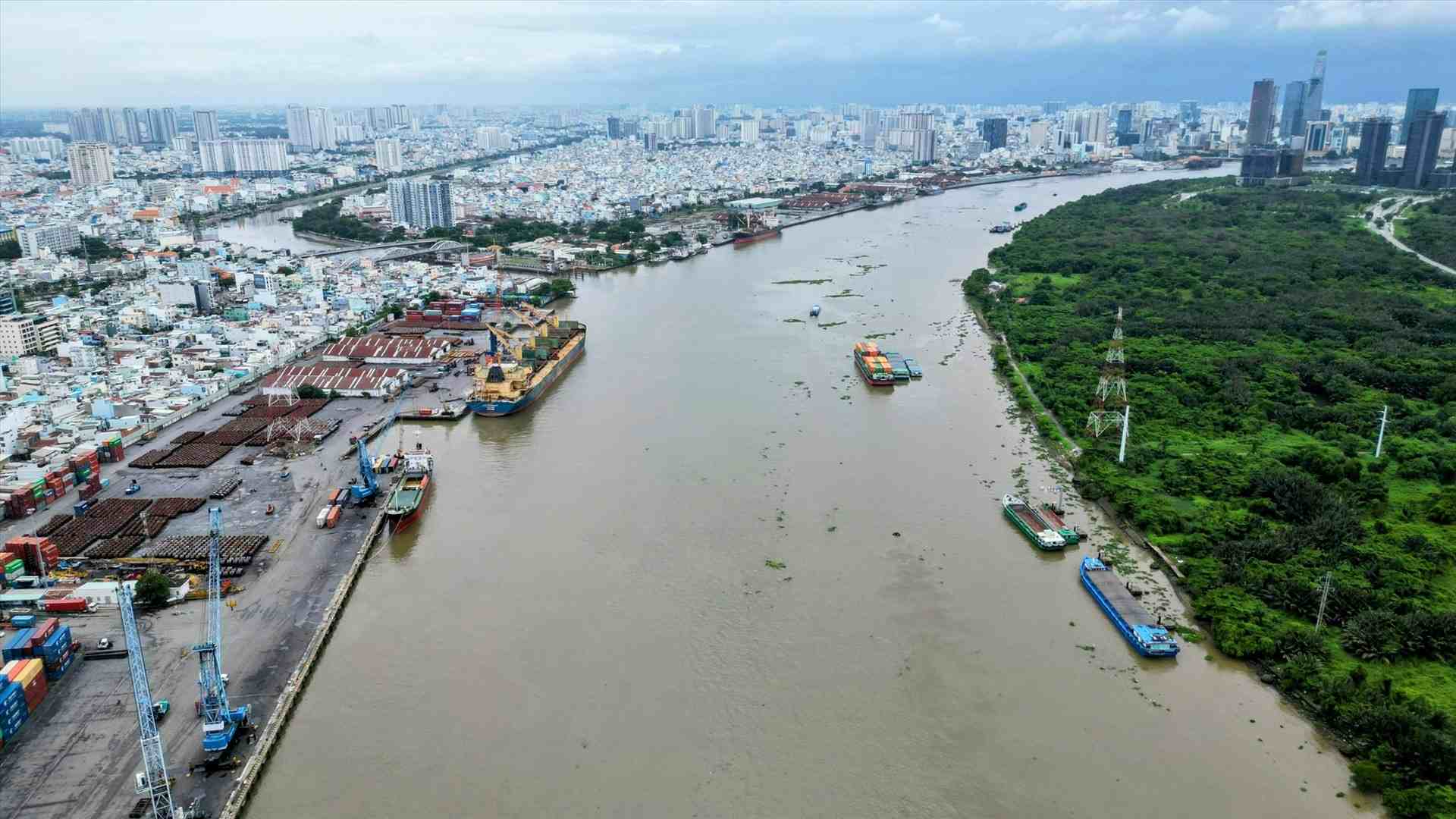 TPHCM day manh giao thong thuy van chuyen hang hoa, hanh khach nham giam tai cho duong bo. Anh: Anh Tu