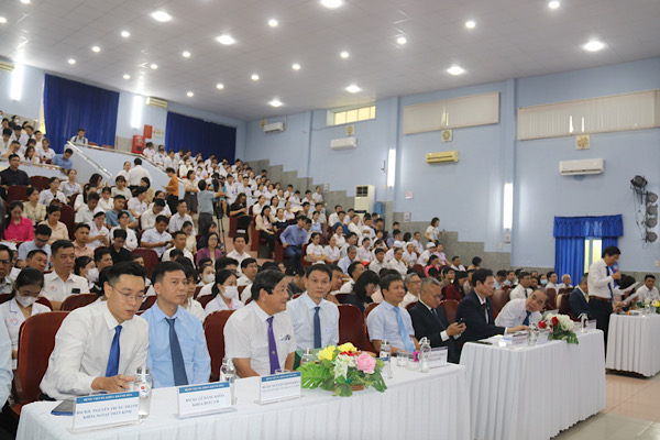 Cac dai bieu tham du hoi nghi khoa hoc thuong nien do Benh vien Da khoa Khanh Hoa to chuc. Anh: Phuong Linh