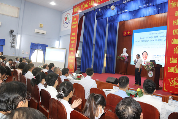 Doctors and experts shared at the annual scientific conference with the theme of cooperation and integration organized by Khanh Hoa General Hospital. Photo: Phuong Linh