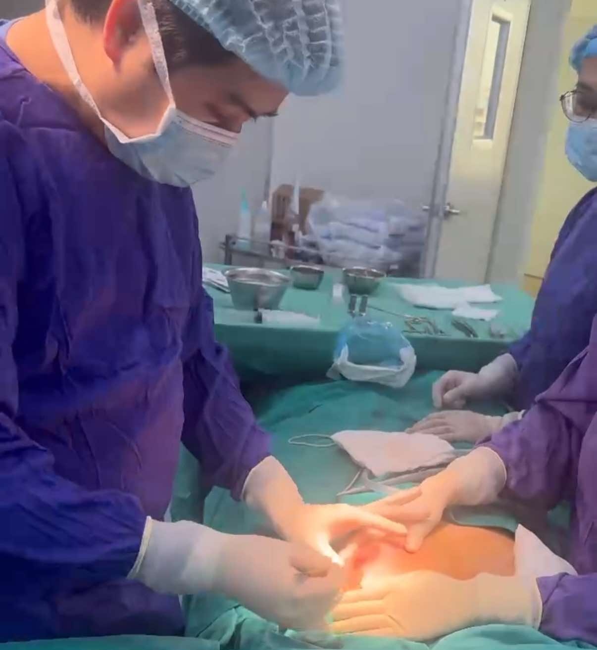 5年前に乳房充填剤を注射した女性患者は、緊急手術を余儀なくされました。写真:BSCC