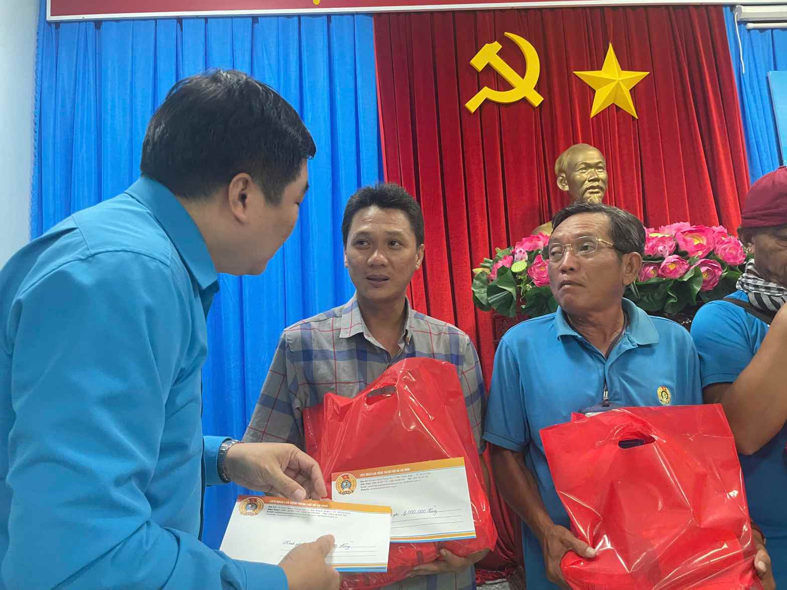 Ong Nguyen Tan Dat - Pho Chu tich LDLD TPHCM trao qua dong vien doan vien nghiep doan xe om Dau Tieng. Anh: Dinh Trong