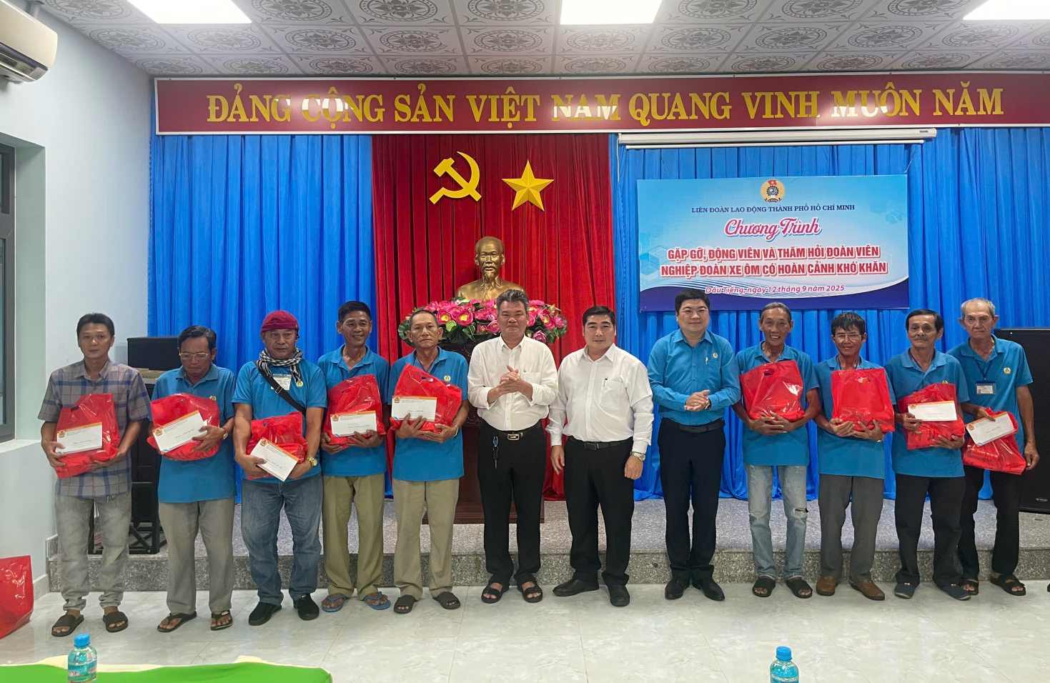Lanh dao LDLD TPHCM va lanh dao xa Dau Tieng tang qua cho doan vien nghiep doan xe om gap kho khan. Anh: Dinh Trong