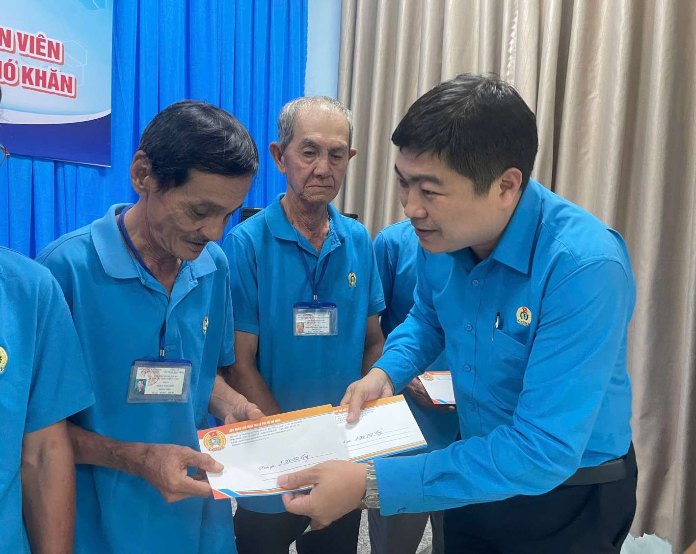 M. Nguyen Tan Dat - Vice-president de la Federation du travail de Ho-Chi-Minh-Ville remet des cadeaux aux membres du syndicat de la compagnie de moto-taxi Dau Tieng. Photo : Dinh Trong