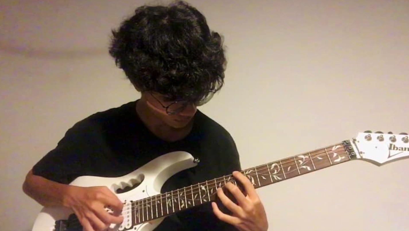 The guitar is one of the musical instruments that parents should encourage their children to study. Photo: Hai Yen