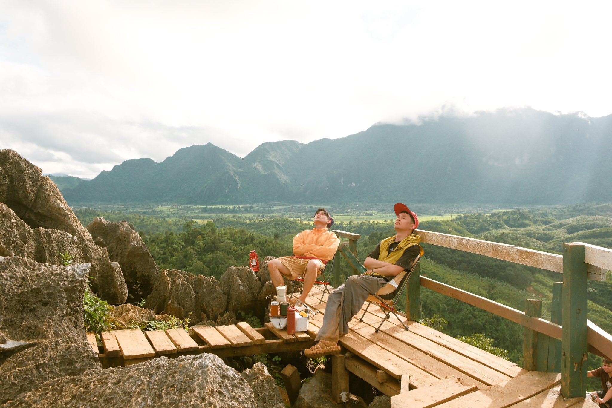 Tranh thu tam nang tren dinh Nam Xay - mot diem check-in ma dan du lich den Vang Vieng ai cung phai dat chan toi mot lan. Tu tren dinh nui co the phong tam mat nhin toan bo thi tran Vang Vieng, thung lung xanh ri xen lan cac day nui da nhon lom chom.