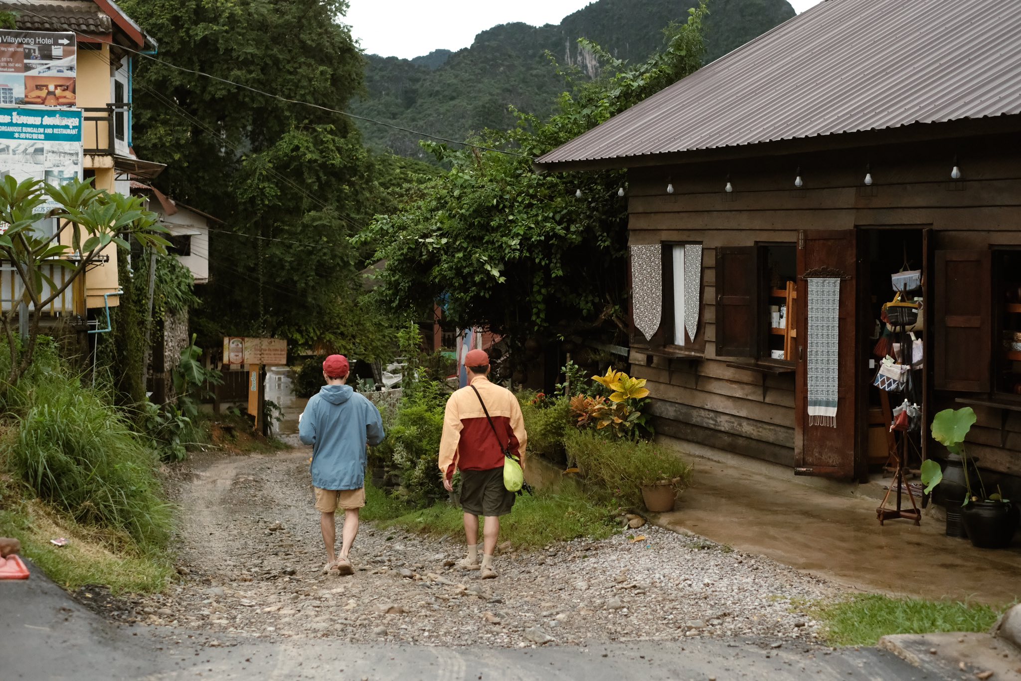 Lang thang kham pha nhung ngo ngach o thi tran Vang Vieng, vung dat cua du khach ua mao hiem.