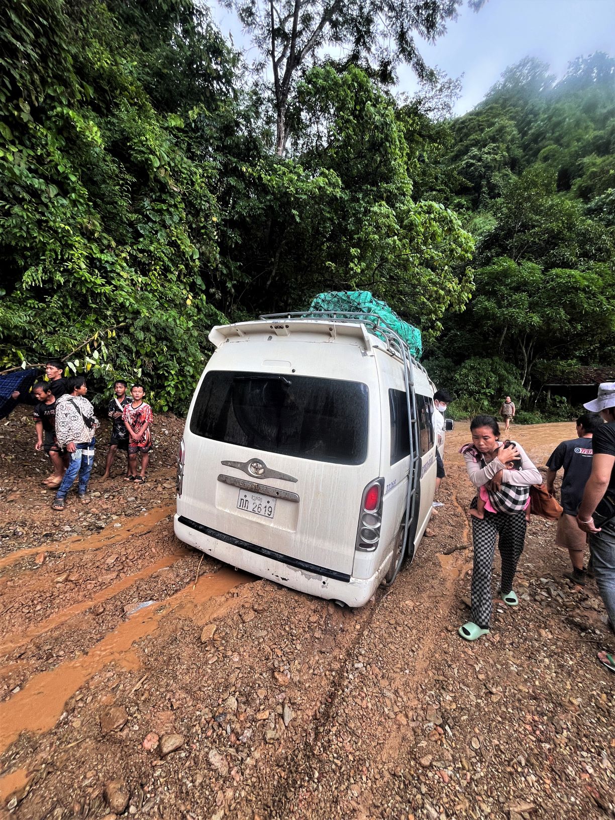 Mac du da chuan bi tinh than va do dac cung nhu lich trinh nhung di du lich vao mua mua bao van co nhung dieu kho luong. Trong nhung ngay gap bao va sau bao, mot so cung duong mien bac Lao sat lo lam Duc Anh va Hoang Duy ket lai mot cho nhieu ngay. Dien hinh, tren duong tu Luang Prabang den Phonsavan de tham quan canh dong Chum, duong sat do mua lon, nhieu doan dat lun nang nen phai cho ca buoi.
