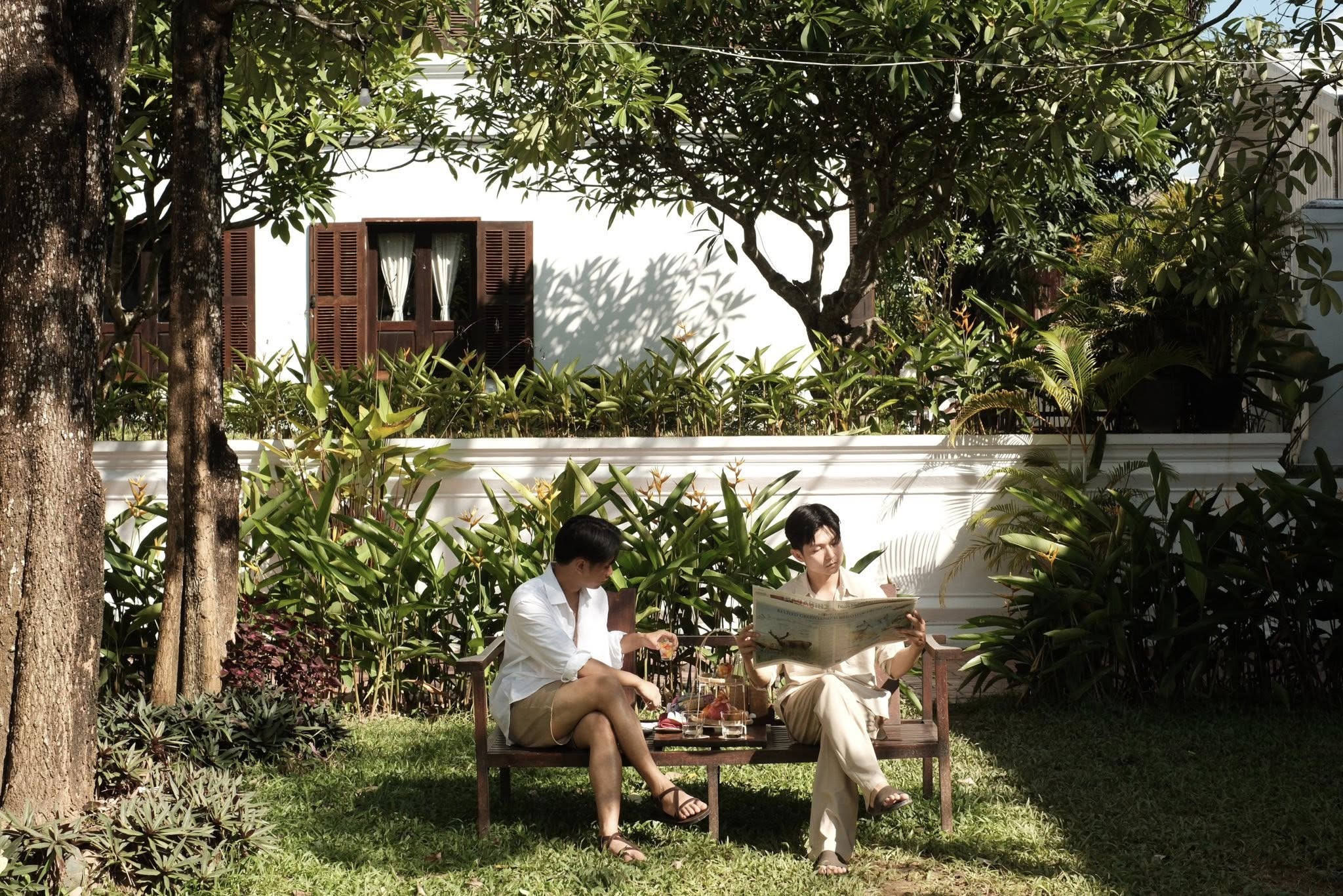 Giay phut nghi ngoi giua nhung ngay lan lon tim cho cam trai va tim xe, tau de di chuyen, hai chang trai Viet chon nghi duong vua de nghi ngoi vua de lay lai suc cho chang duong tiep theo. 