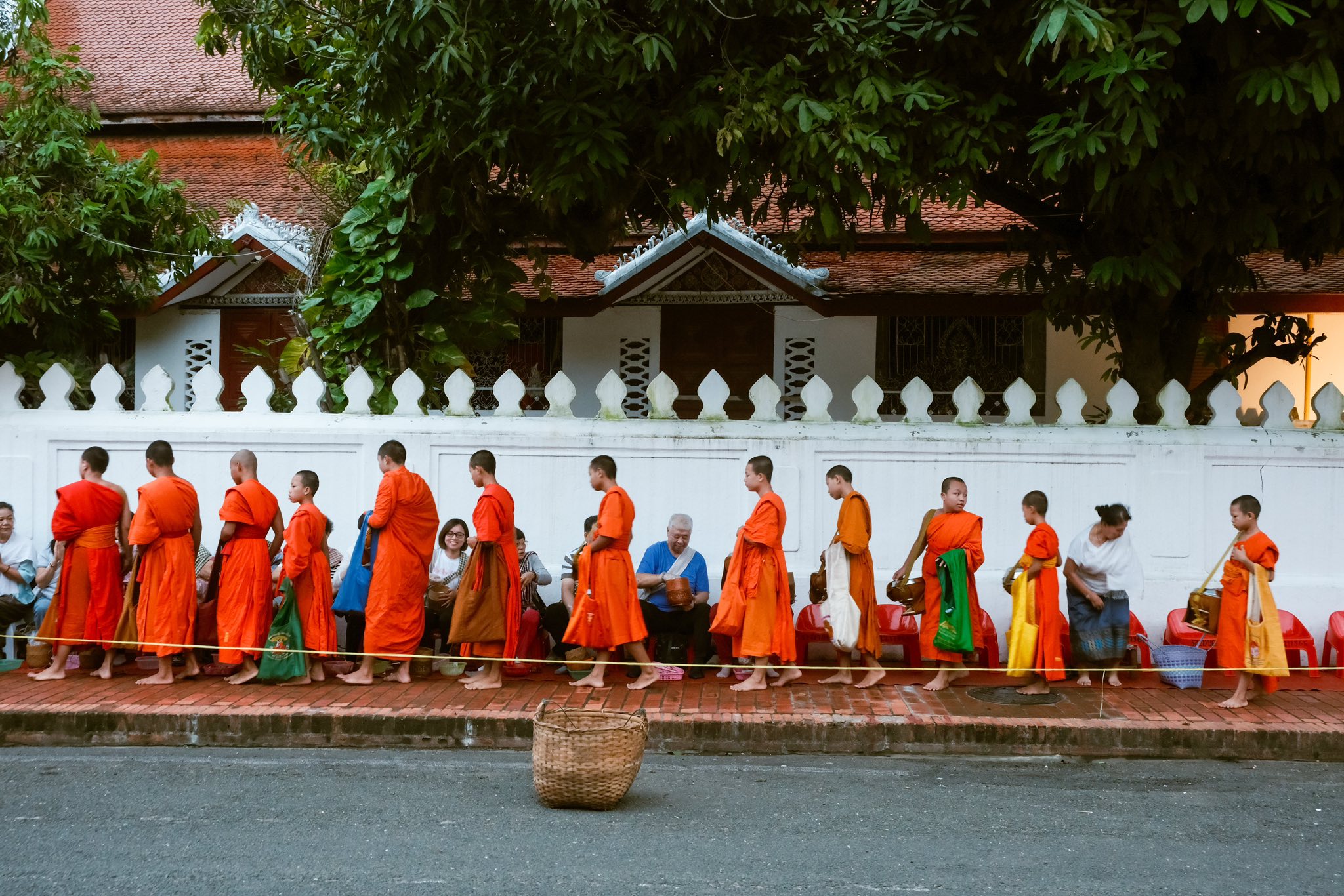 Cho xem le khat thuc buoi sang o pho co Luang Prabang. Buoi sang la thoi gian tinh lang nhat trong ngay, tu canh vat toi con nguoi, dac biet la vao thoi khac le khat thuc dien ra. Du khach co the dang ky voi homestay, khach san de tham gia cung nguoi dan dia phuong le khat thuc.