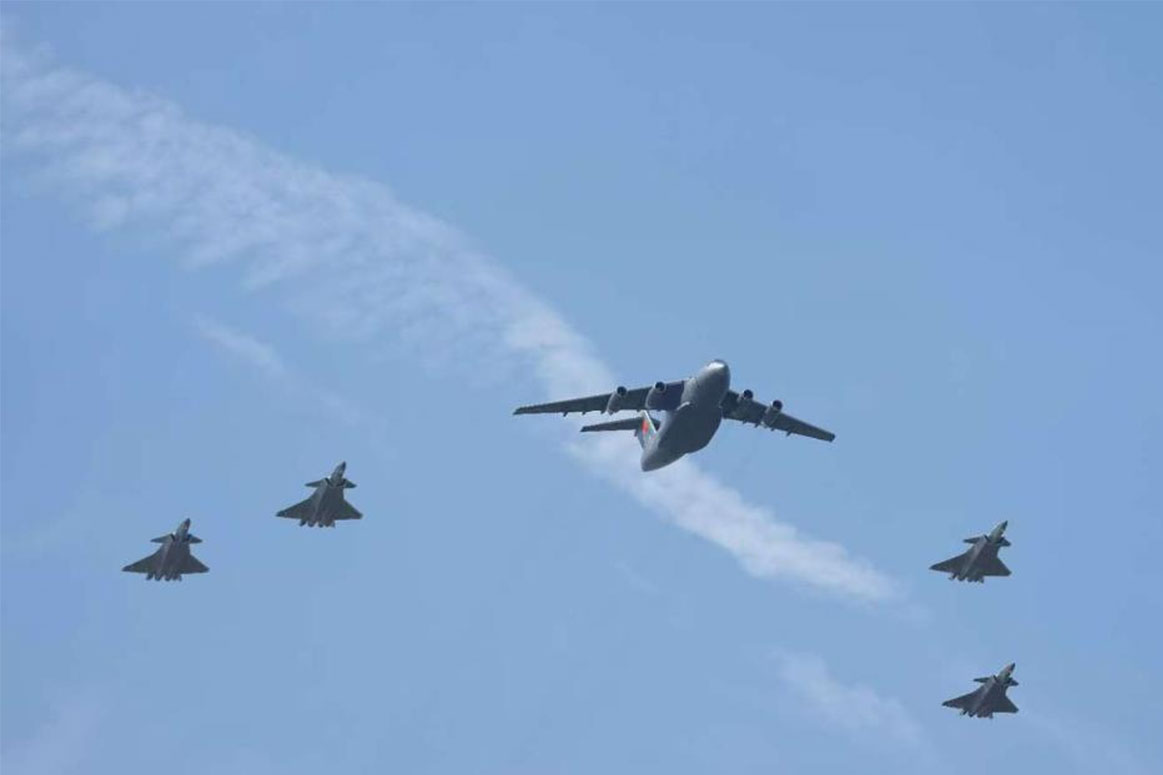 Avion de transporte Y-20 de la Fuerza Aerea Popular de Liberacion de China (PLA) que transportaba los restos de los martires del Ejercito Voluntario Popular de China (CPV) escoltado por 4 aviones de combate J-20 el 12 de septiembre de 2025. Foto: Xinhua