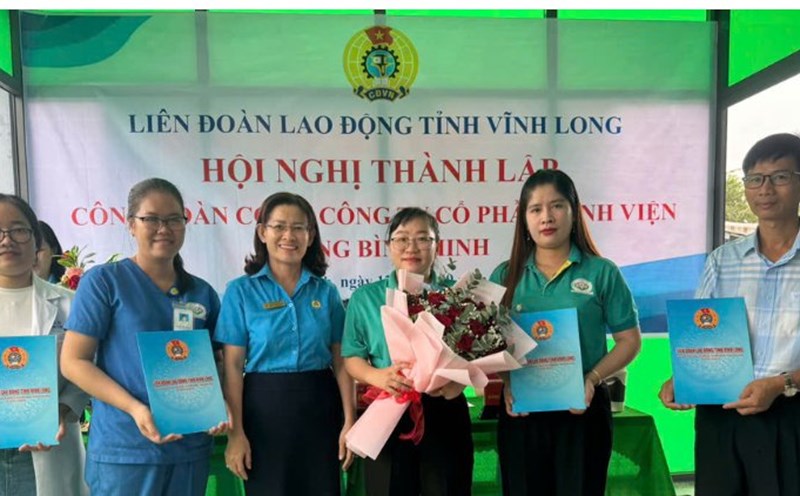 Nguyen Thi Kim Dung presented the decision and presented flowers on the occasion of the establishment of the Dong Binh Minh Hospital Trade Union Photo: Hoang Loc