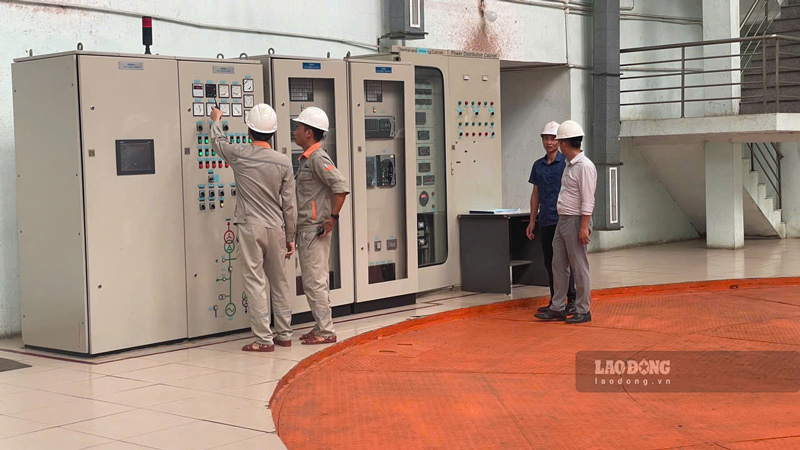 Lanh dao cong ty thuong xuyen theo doi qua trinh van hanh cac to may phat dien. Anh: Dinh Dai