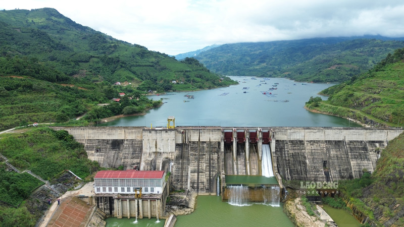 Toan canh dai cong trinh thuy dien lon thu 2 Lao Cai sau sap nhap. Anh: Dinh Dai 