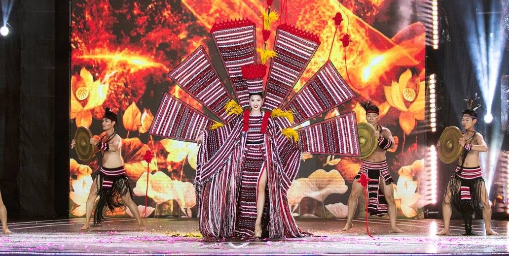 Hoa hậu Quế Anh trình diễn. Ảnh: Sen Vàng.