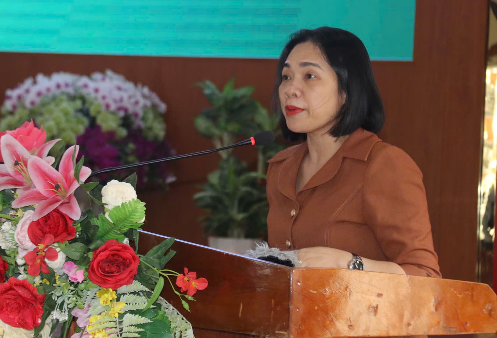 Ba Tran Thu Mai - Pho Chu tich Thuong truc Uy ban Mat tran To quoc Viet Nam tinh Khanh Hoa, phat bieu tai buoi le. Anh: Phuong Linh