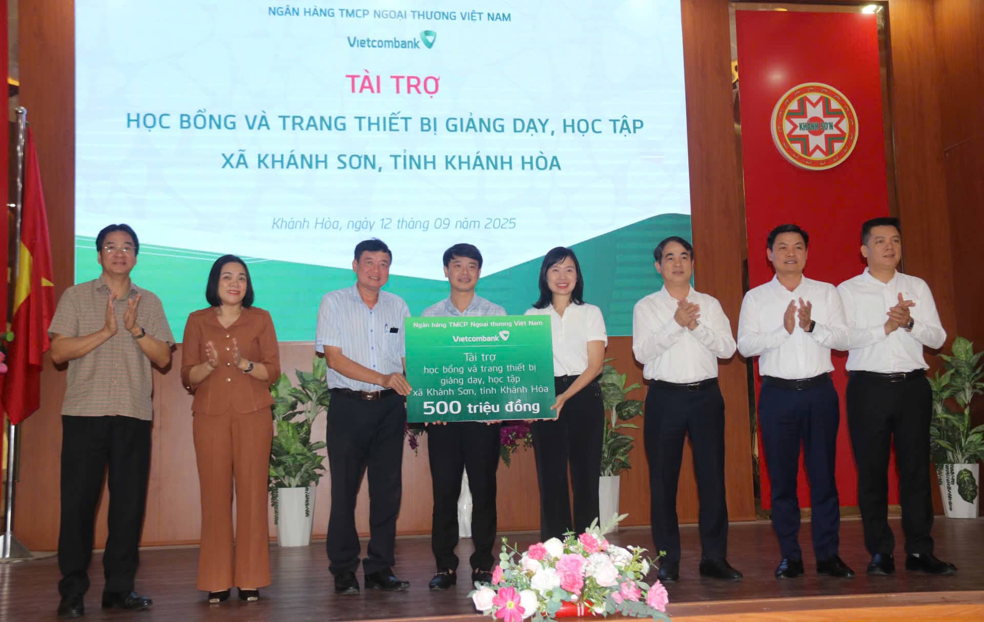 El Comite Provincial del Partido de la Patria de Vietnam de la provincia de Khanh Hoa y Vietcombank entregan 500 millones de VND al Fondo de Promocion de la Educacion a la comuna de Khanh Son. Foto: Huu Long