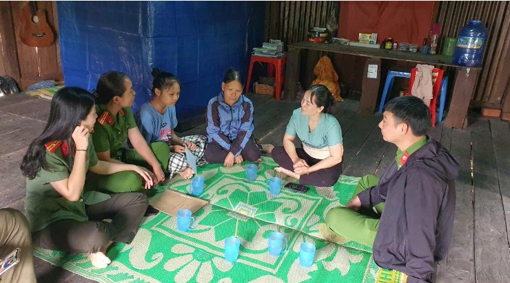 La policia de la comuna de Ea Khal (provincia de Dak Lak) visita y anima a la familia de Luong Thi Thao. Foto: Proporcionada por la policia