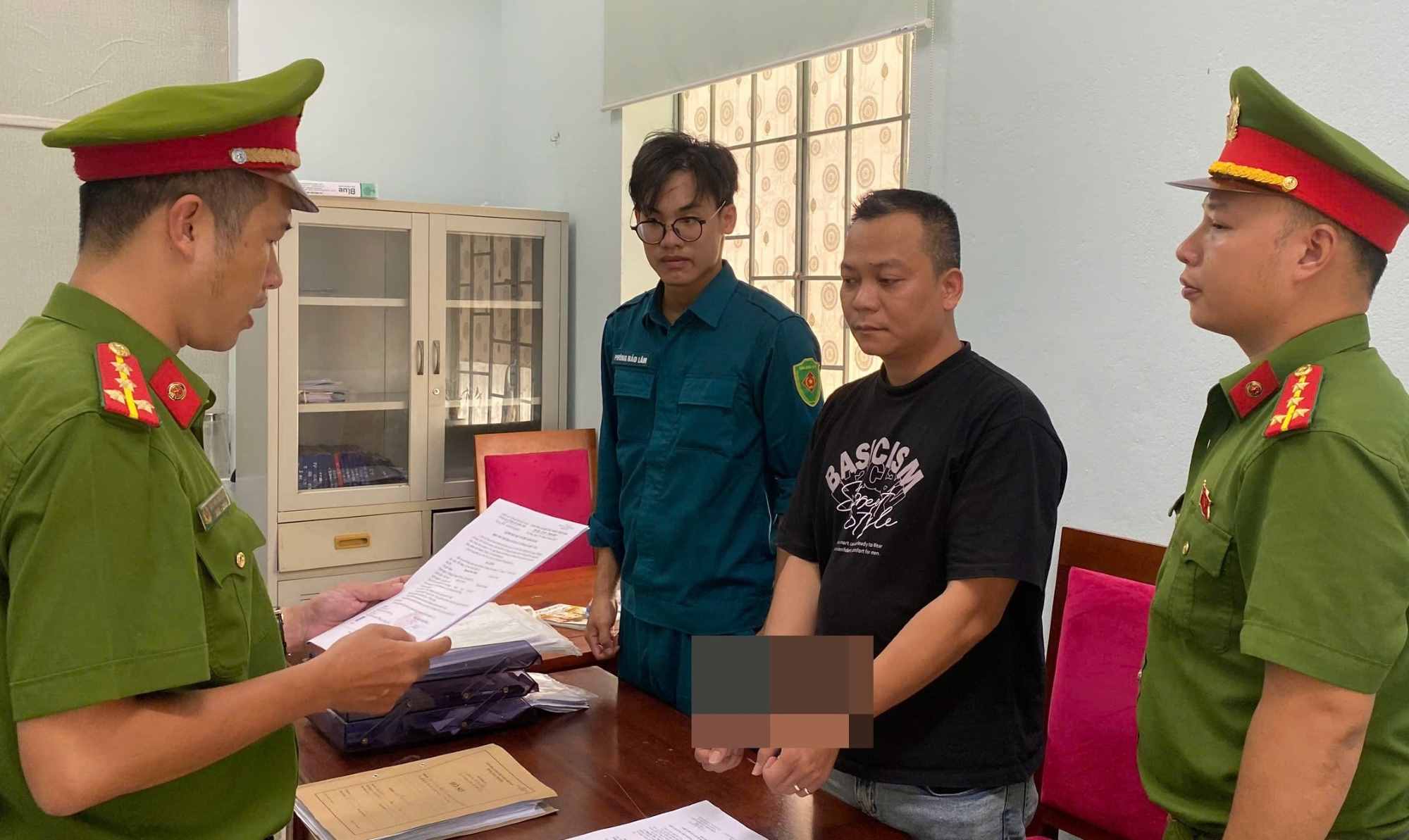 Da Nang Police prosecuted the person who beat and injured someone just for a small conflict at a drinking table. Photo: Bao Ngoc