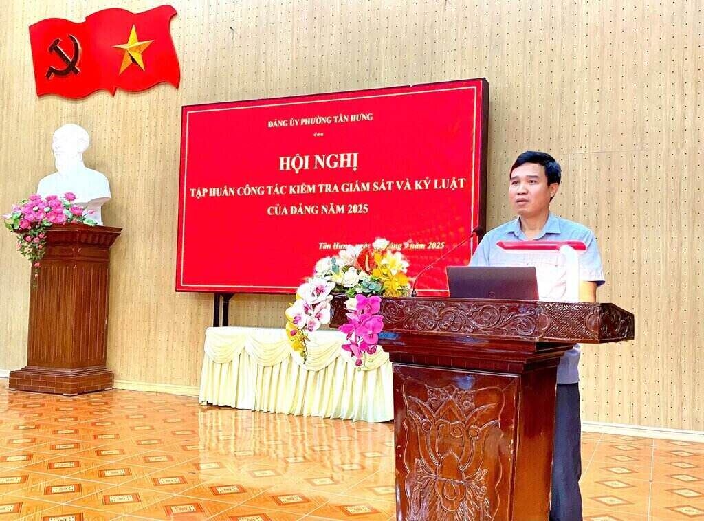 Mr. Nguyen Van Nhu - Member of the Hai Phong City Party Committee's Inspection Committee spoke at the conference. Photo: Vu Khuyen