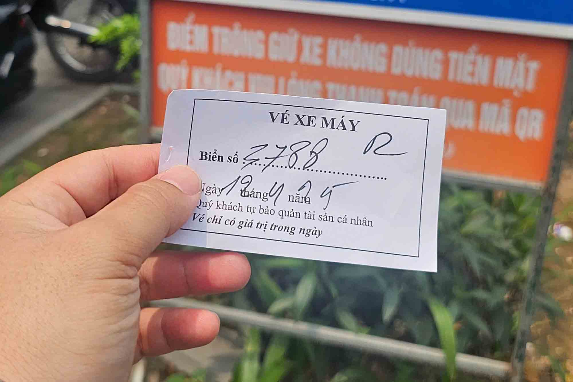 Điểm trông giữ xe ở phố Hai Bà Trưng (quận Hoàn Kiếm, Hà Nội) được yêu cầu không thu tiền mặt nhưng vẫn thu tiền mặt và vượt giá quy định. Ảnh: Nhóm PV Lao Động