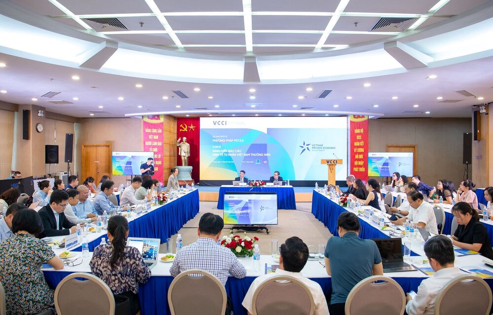 Cac dai bieu, chuyen gia kinh te tham du toa dam chuyen de phuong phap PCI 2.0 va Le Cong bo sang kien bao cao kinh te tu nhan Viet Nam thuong nien. Ảnh: Tan Hiep Phat
