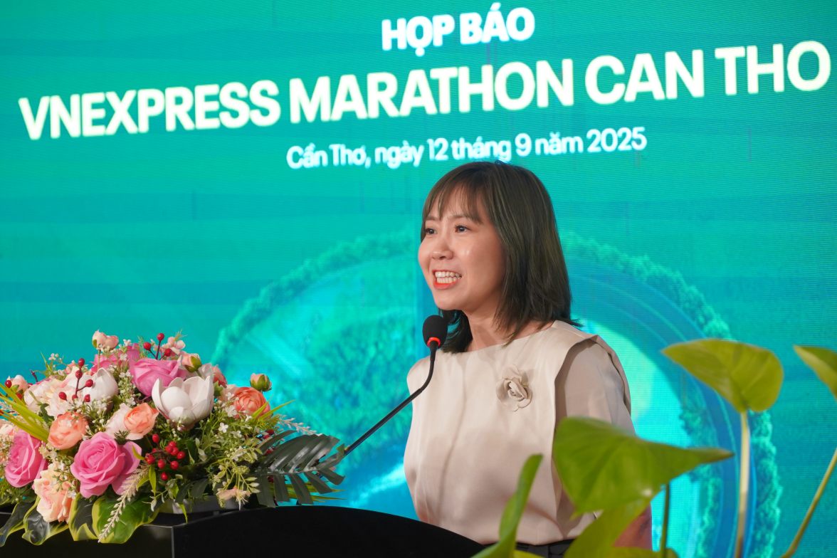Ba Le Van Anh - Giam doc Trung tam su kien the thao, Pho Ban to chuc giai VnExpress Marathon Can Tho phat bieu tai buoi hop bao. Anh: Ta Quang