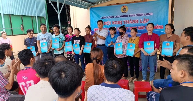 Vo Thi Thu Oanh 여사 - Vinh Long 지방 노동 연맹 부위원장이 Lien Hang 신발 유한 회사의 기초 노동 조합 설립 결정을 수여합니다. 사진: Hoang Loc