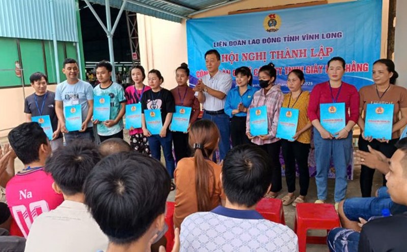 Ms. Vo Thi Thu Oanh - Vice President of the Vinh Long Provincial Federation of Labor presented the decision to establish the Lien Hang Shoes Company Limited's grassroots trade union. Photo: Hoang Loc