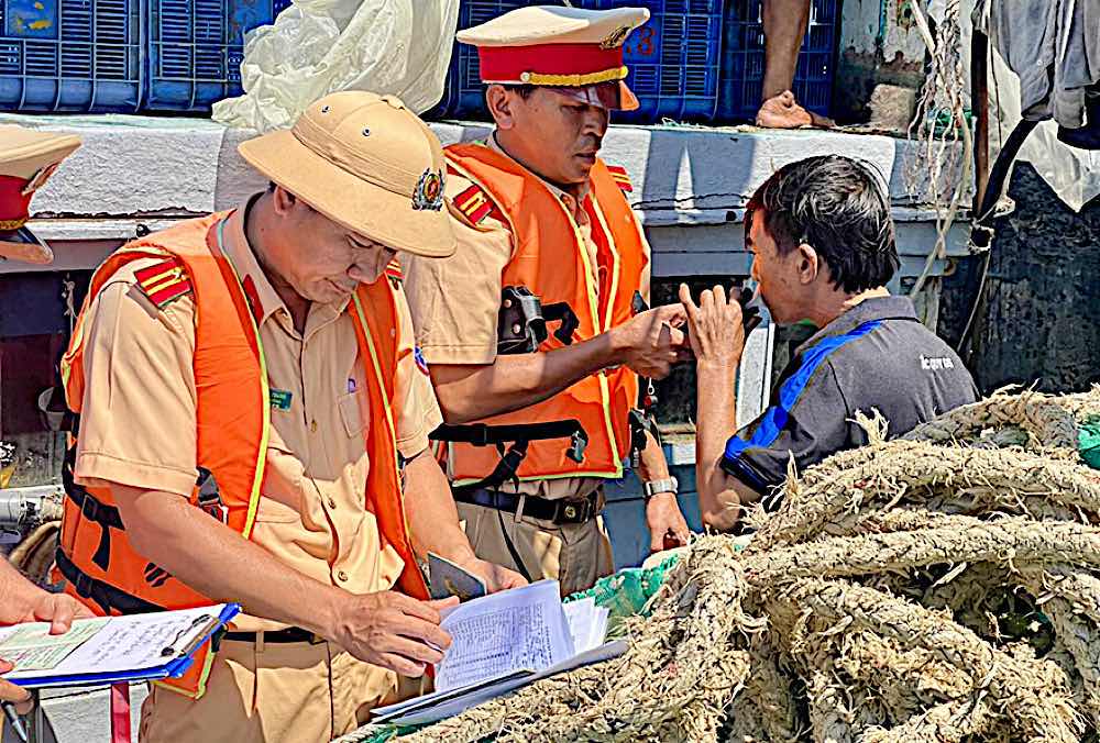 The waterway traffic police measured the alcohol concentration of the crew member. Photo: Le Son