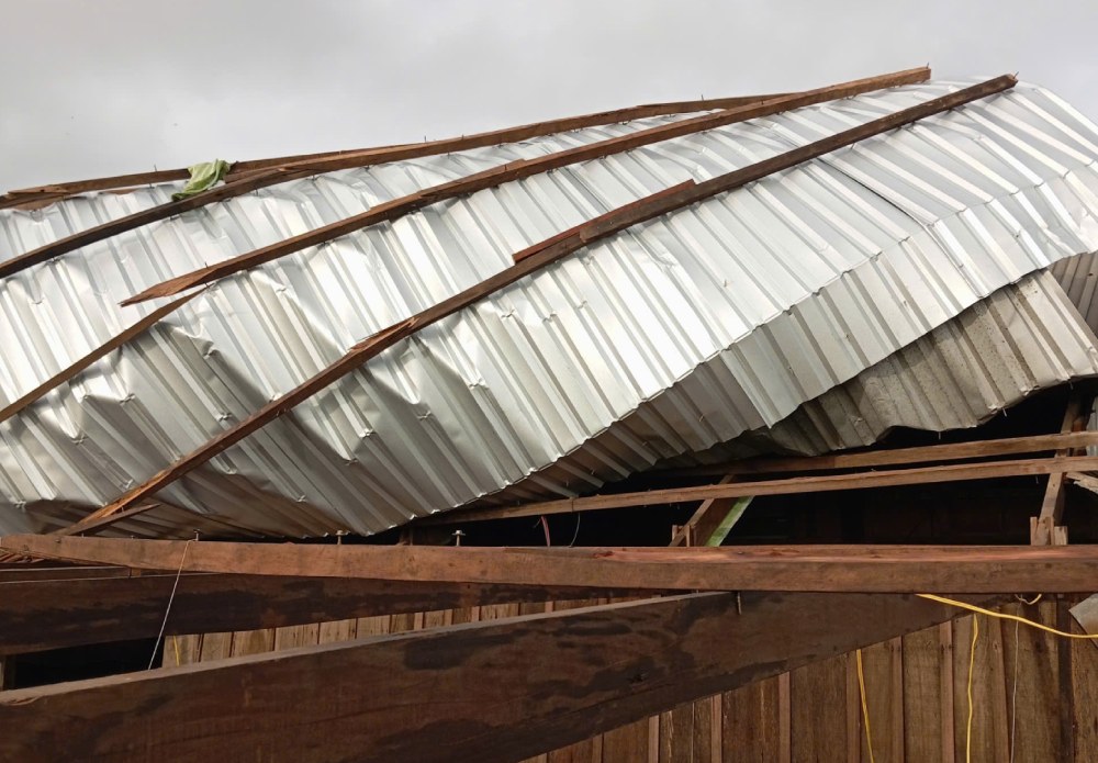 Mưa dông làm nhà người dân trên địa bàn tỉnh An Giang bị tốc mái, hư hại. Ảnh: UBND xã An Phú