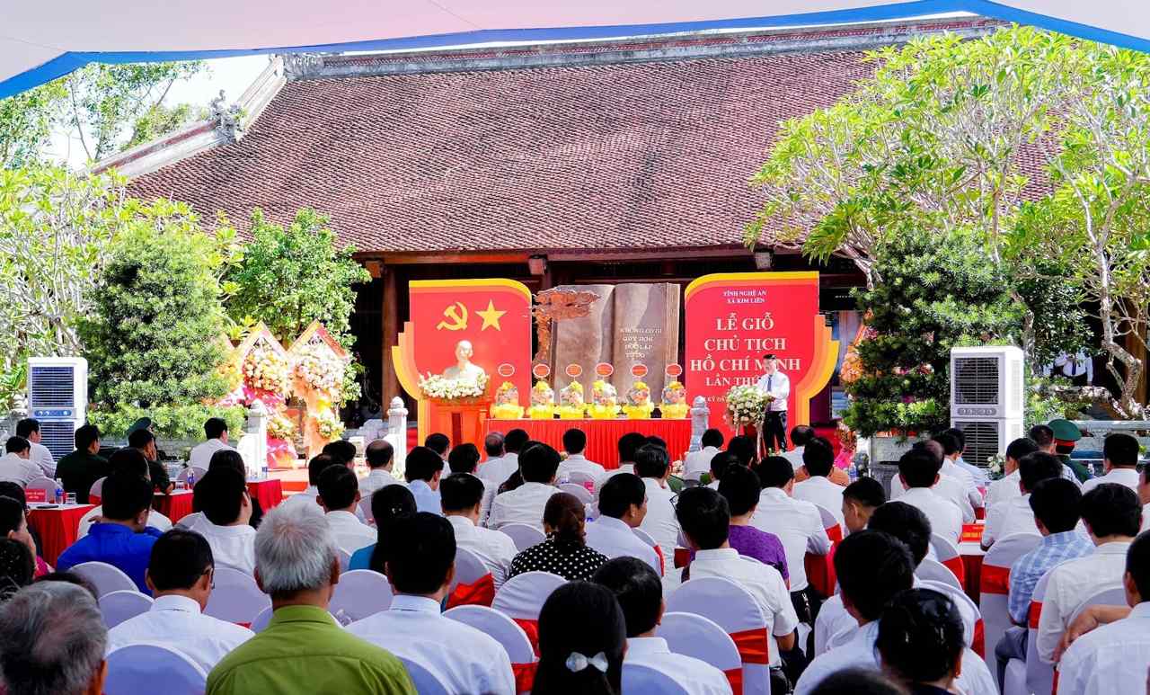 Incense offering ceremony to commemorate President Ho Chi Minh's 56th death anniversary. Photo: Pham Bang