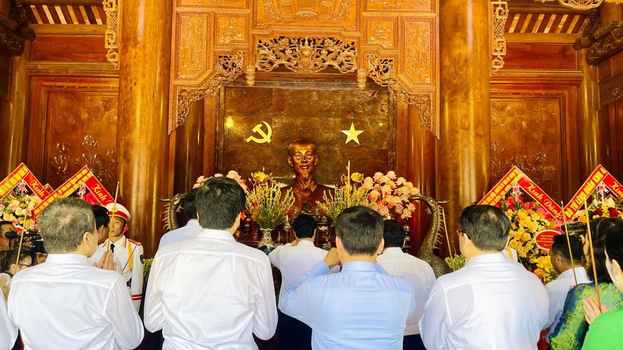 Cac dai bieu dang huong tuong niem Chu tich Ho Chi Minh. Anh: Ngoc Anh