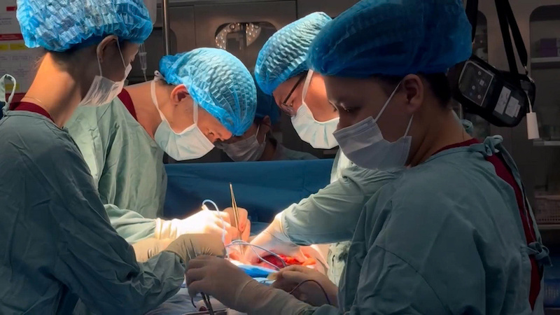 Les medecins realisent l'operation complete du cancer du colon. Photo : BVCC