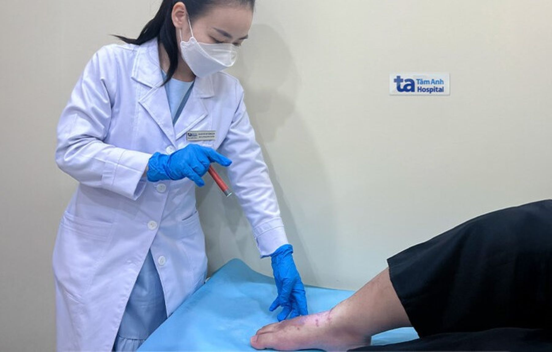 医師が患者の足真菌の状態をチェック。写真:病院提供