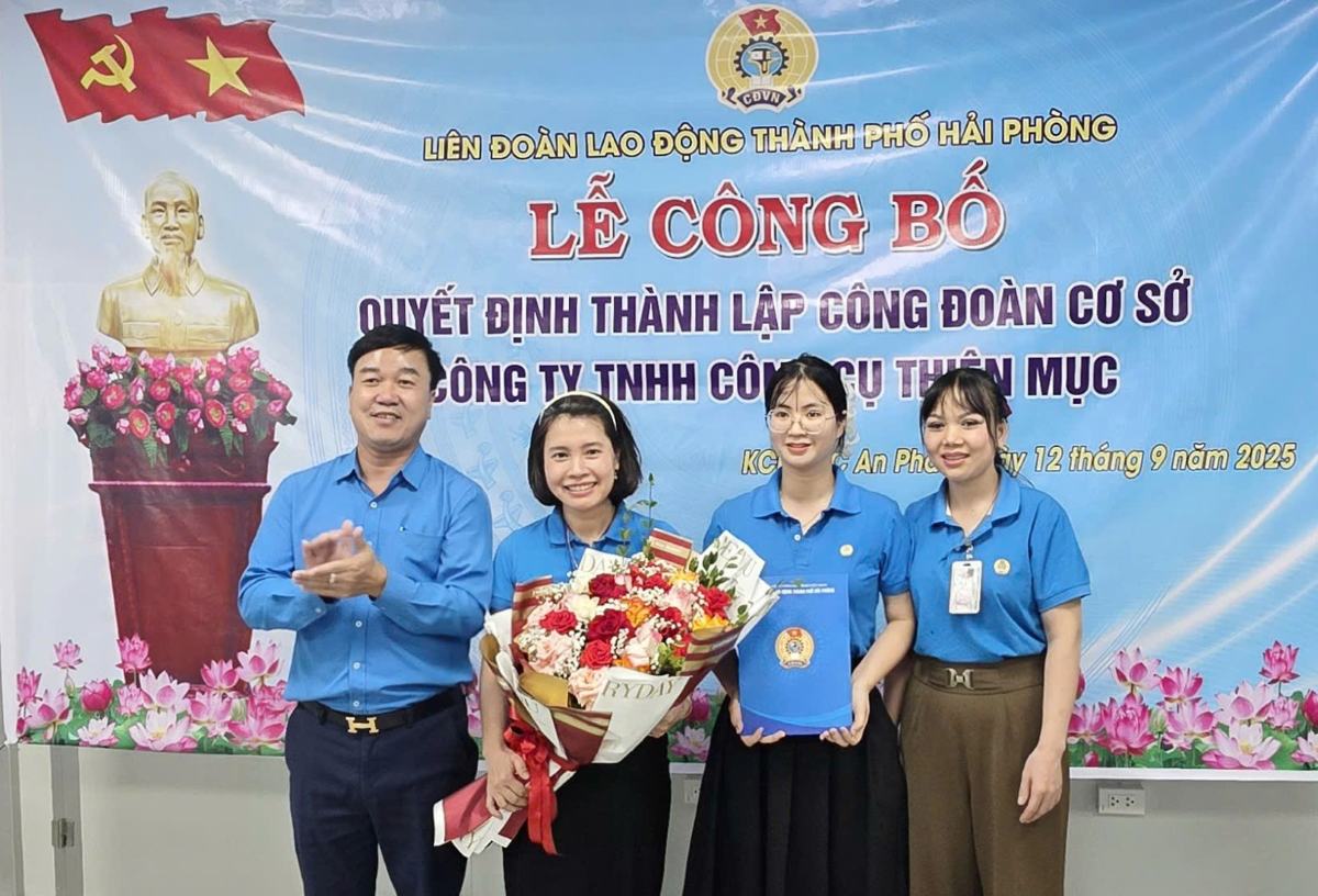 하이퐁시 노동총연맹 부위원장 Nguyen Van Quyét이 기초 노동조합 설립 결정을 수여하고 있습니다. 사진: Bang Tam