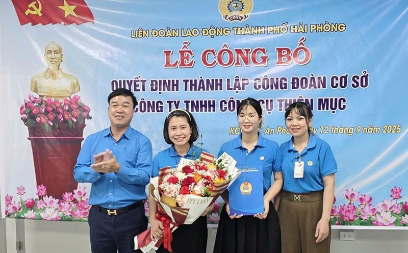 Vice Chairman of Hai Phong City Labor Federation Nguyen Van Quyet presented the decision to become a grassroots trade union organization. Photo: Bang Tam