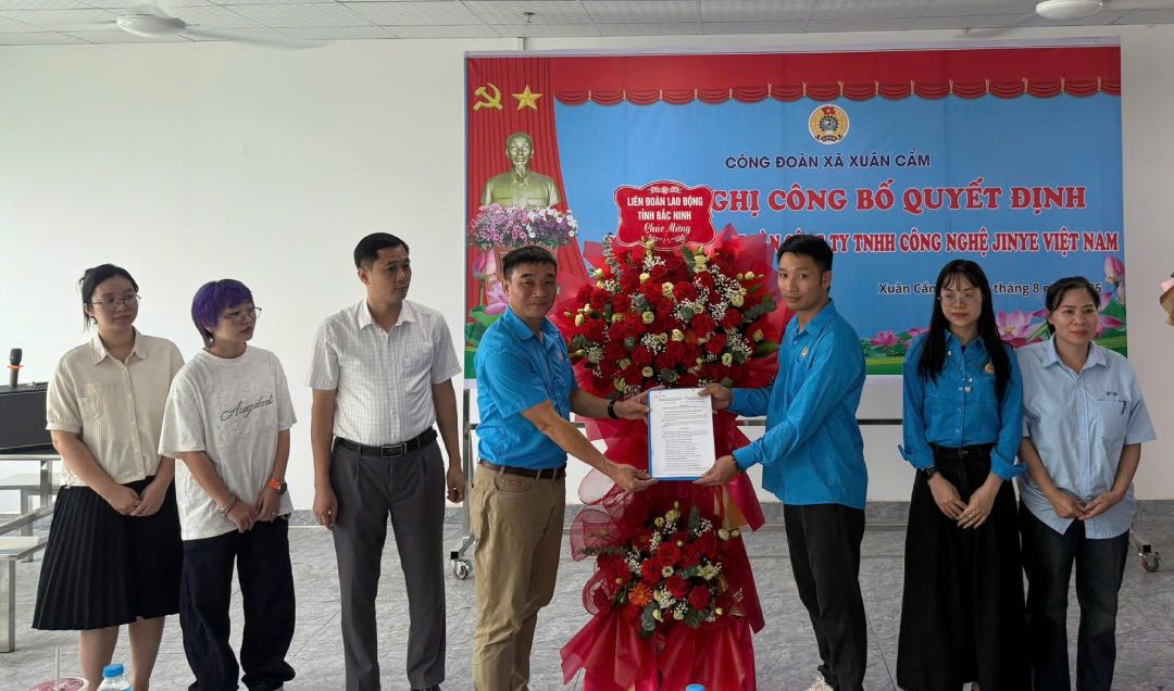 쑤언깜 코뮌 노동조합(박닌성)은 Jinye Vietnam 기술 유한 회사 노동조합 설립 결정 발표 회의를 개최했습니다. 사진: Do Van Trong