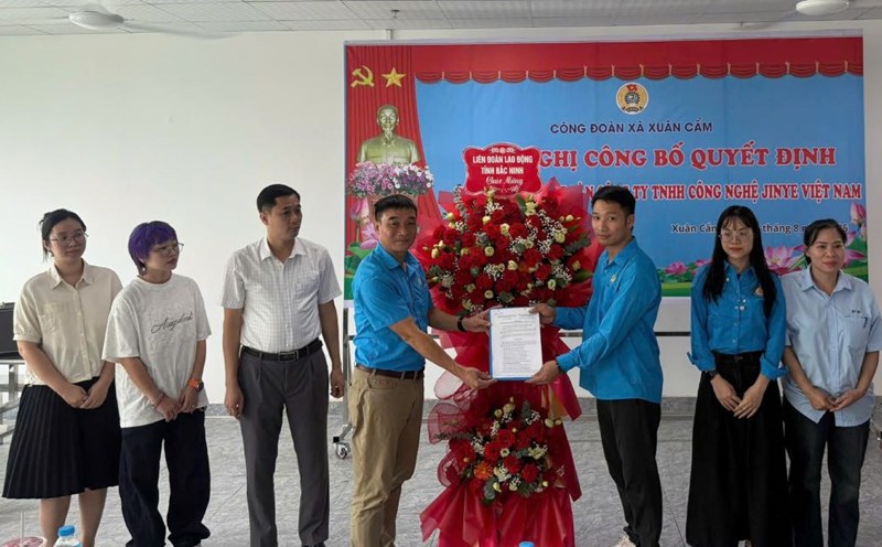 Xuan Cam Commune Trade Union (Bac Ninh Province) held a Conference to announce the Decision to establish the Trade Union of Jinye Vietnam Technology Company Limited. Photo: Do Van Trong
