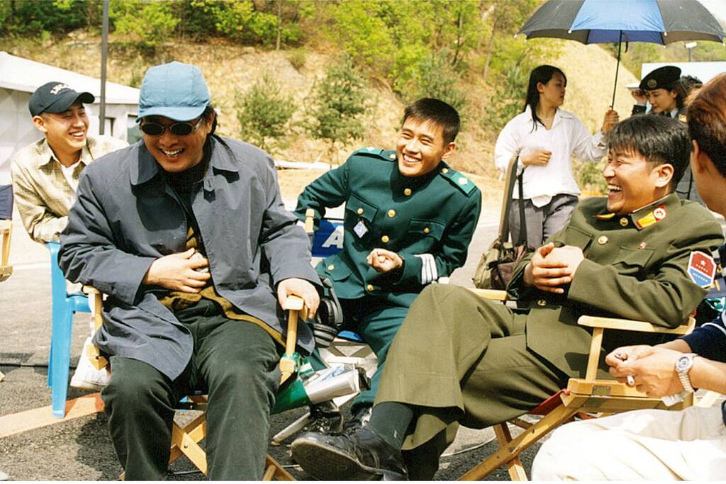 Dao dien Park Chan Wook, Lee Byung Hun va Song Kang Ho tren phim truong