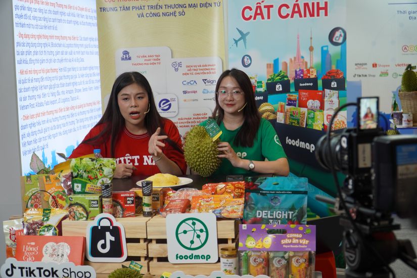 Le commerce electronique aide les entreprises vietnamiennes a elargir leurs marches. Photo : Ngoc Le