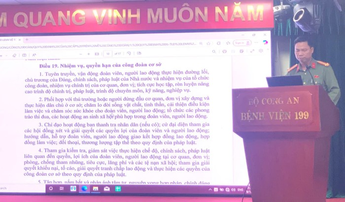 Dong chi Truong Van Truong - Pho Chu tich Cong doan co so Benh vien 199 quan triet, pho bien cac van ban, quy dinh cua Tong Lien doan lao dong Viet Nam va cua Bo Cong an ve cong tac Cong doan trong CAND tai Hoi nghi. Anh: Song Han