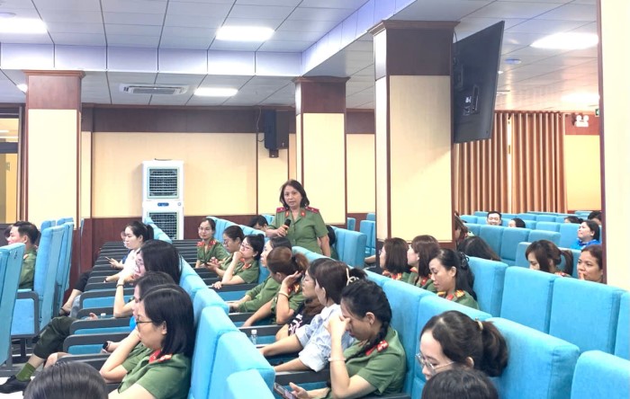 Nhieu y kien thao luan cua cac doan vien Cong doan duoc Ban Chap hanh Cong doan co so, Dang uy Benh vien 199 tiep thu nghiem tuc. Anh: Song Han