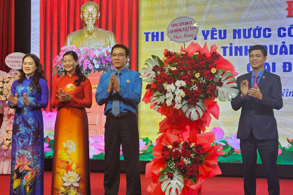 Mr. Ngo Duy Hieu - Vice President of the Vietnam General Confederation of Labor presented flowers to celebrate the 7th Patriotic Emulation Congress of workers, civil servants and laborers, period 2025 - 2030 in Quang Ninh province. Photo: Doan Hung