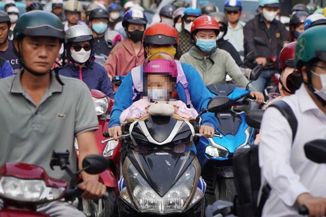 Ho Chi Minh City stipulates that schools near each other must arrange a minimum of 15 minutes of school dismissal time. Photo: Chan Phuc