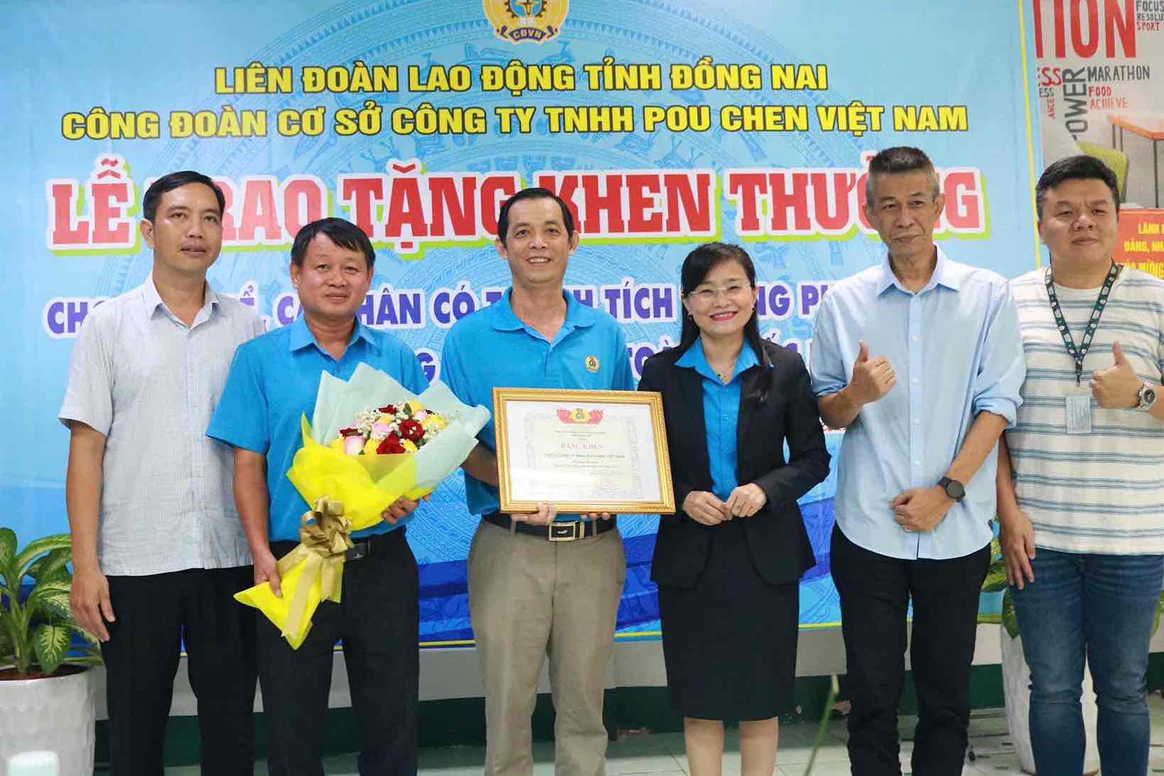 성 노동총연맹은 2025년 창의적인 노동 경쟁에 대해 Pou Chen Vietnam Co. Ltd. 노동조합에 표창장을 수여했습니다. 사진: 회사 노동조합