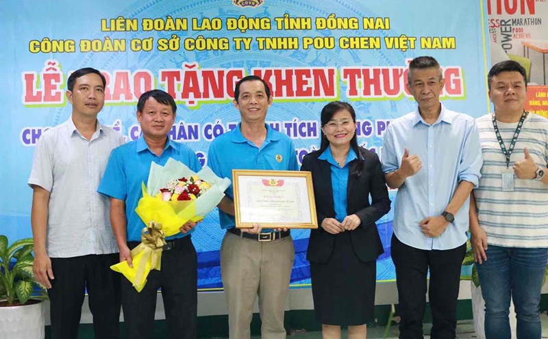 The Provincial Federation of Labor awarded a certificate of merit to the Trade Union of Pou Chen Vietnam Co., Ltd. for the creative labor emulation in 2025. Photo: Company Union