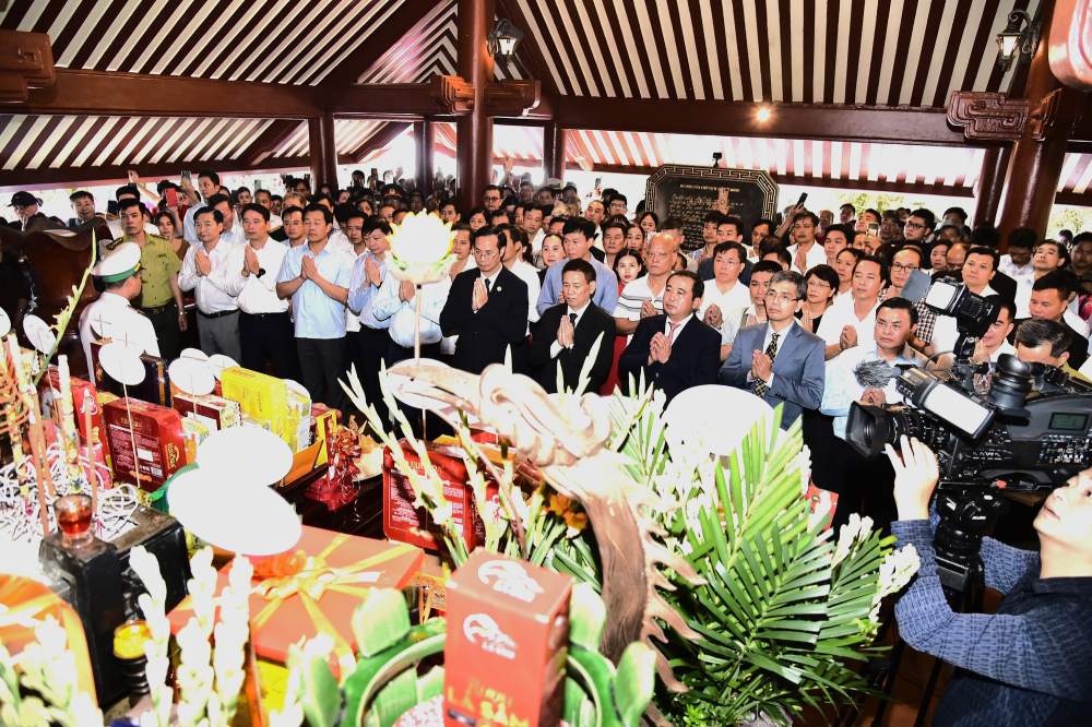 Incense offering ceremony to commemorate President Ho Chi Minh on the occasion of the 56th anniversary of his death at Ba Vi National Park. Photo: VGP