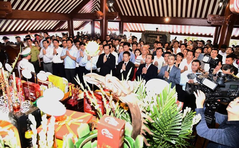 Incense offering ceremony to commemorate President Ho Chi Minh on the occasion of the 56th anniversary of his death at Ba Vi National Park. Photo: VGP